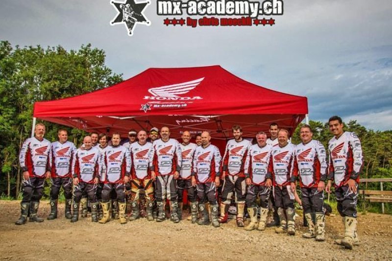 Firmenevent Schweiz: Gruppe mit Honda Motorrädern der MX-Academy