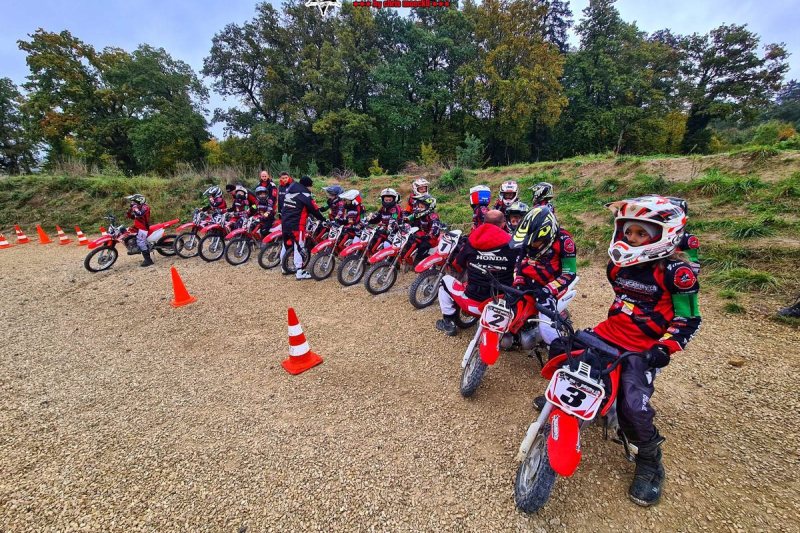 Kindermotocross ab 4 Jahren: Kinder mit Honda Bikes auf der eigenen Strecke