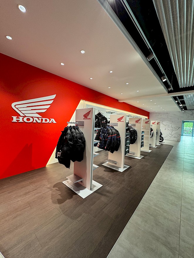Motorradbekleidung im Motoshop von Honda Motorrad Zürich: Motorradjacken an Honda Ständern